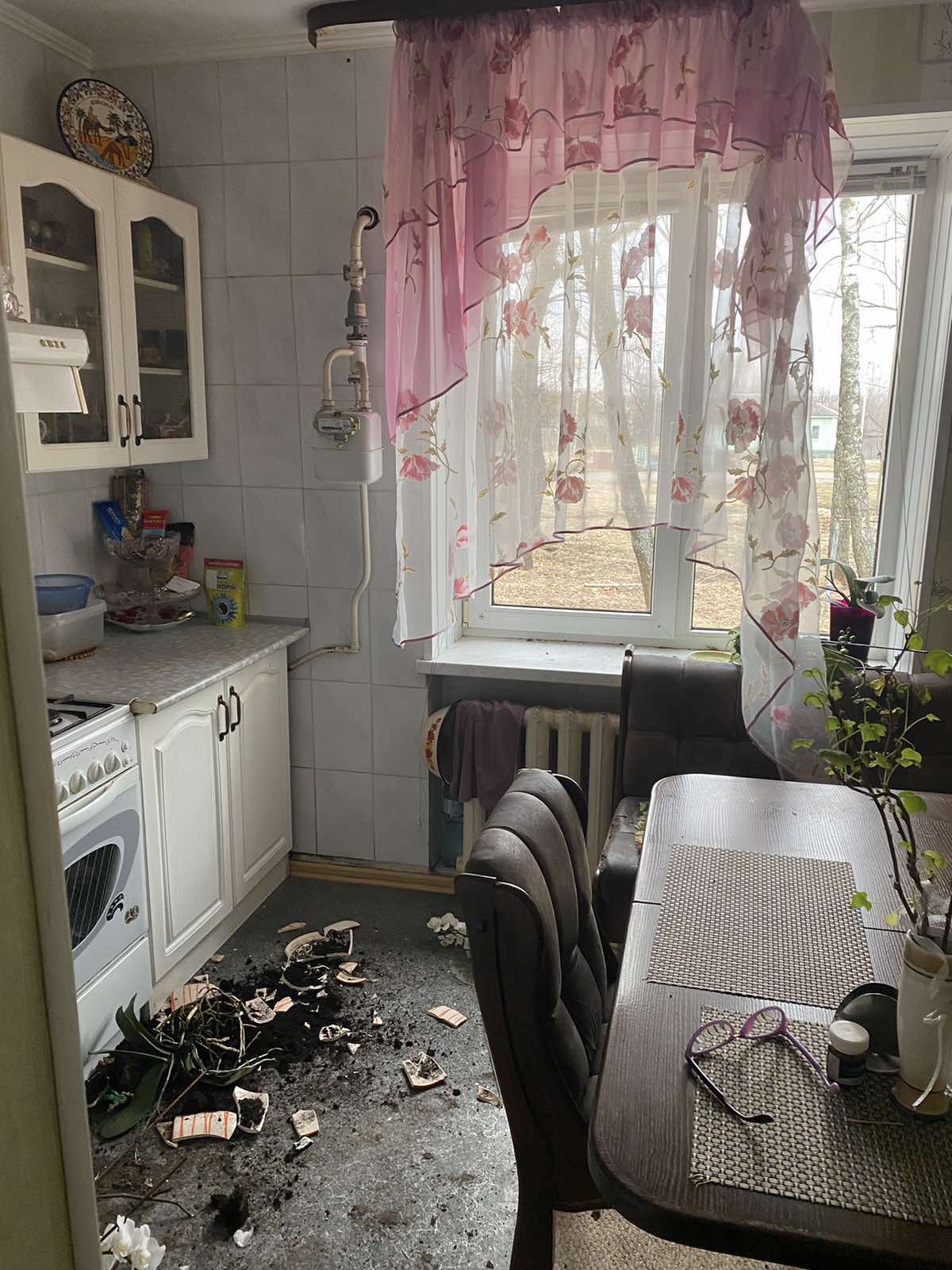 В квартирі родини з Середино-Буди вибиті всі вікна