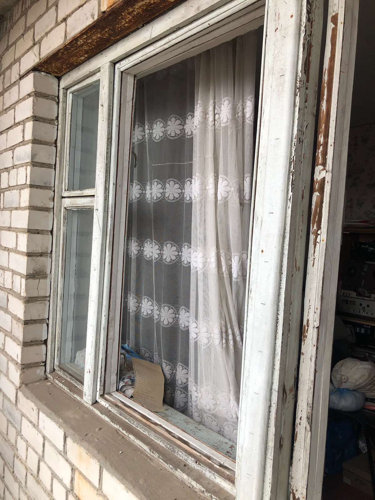 Багатодітній родині з Херсонщини вибило всі вікна у будинку