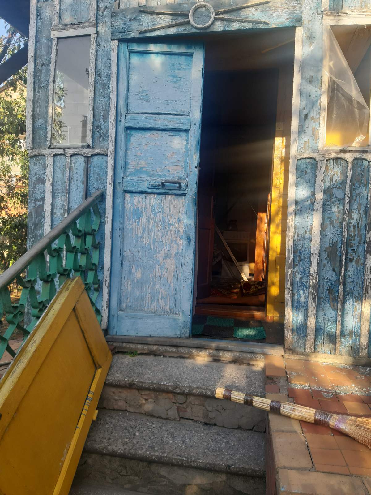 Через ворожі обстріли будинок 81-літньої жінки у непридатному для життя стані