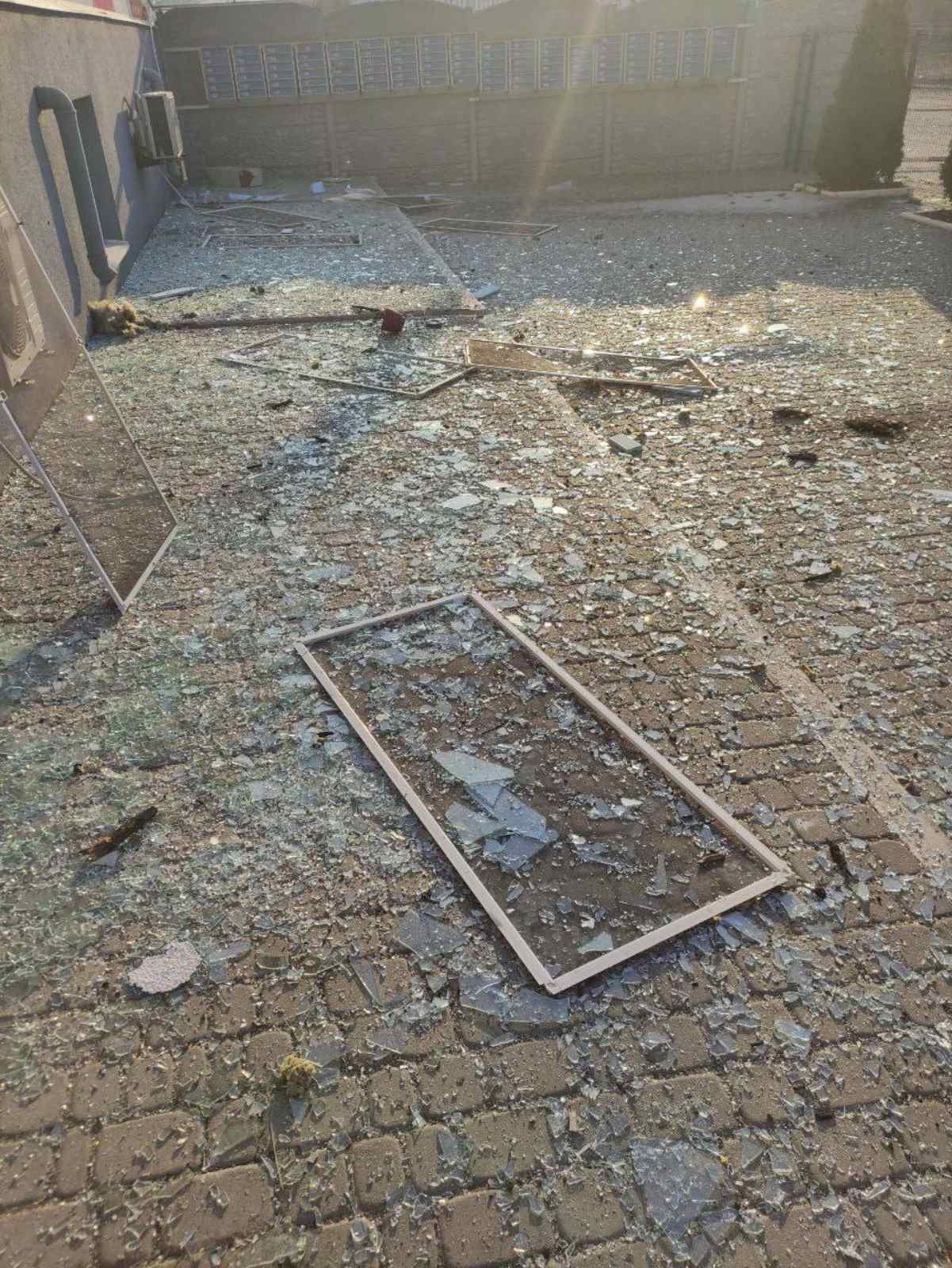 Родина з Харкова просить допомоги у заміні вікон