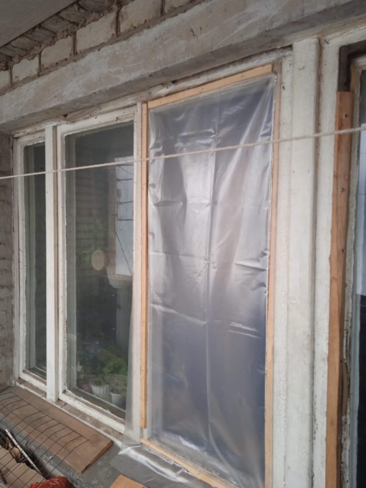 Пенсіонерка зі Зноб-Новгородського живе в квартирі без вікон