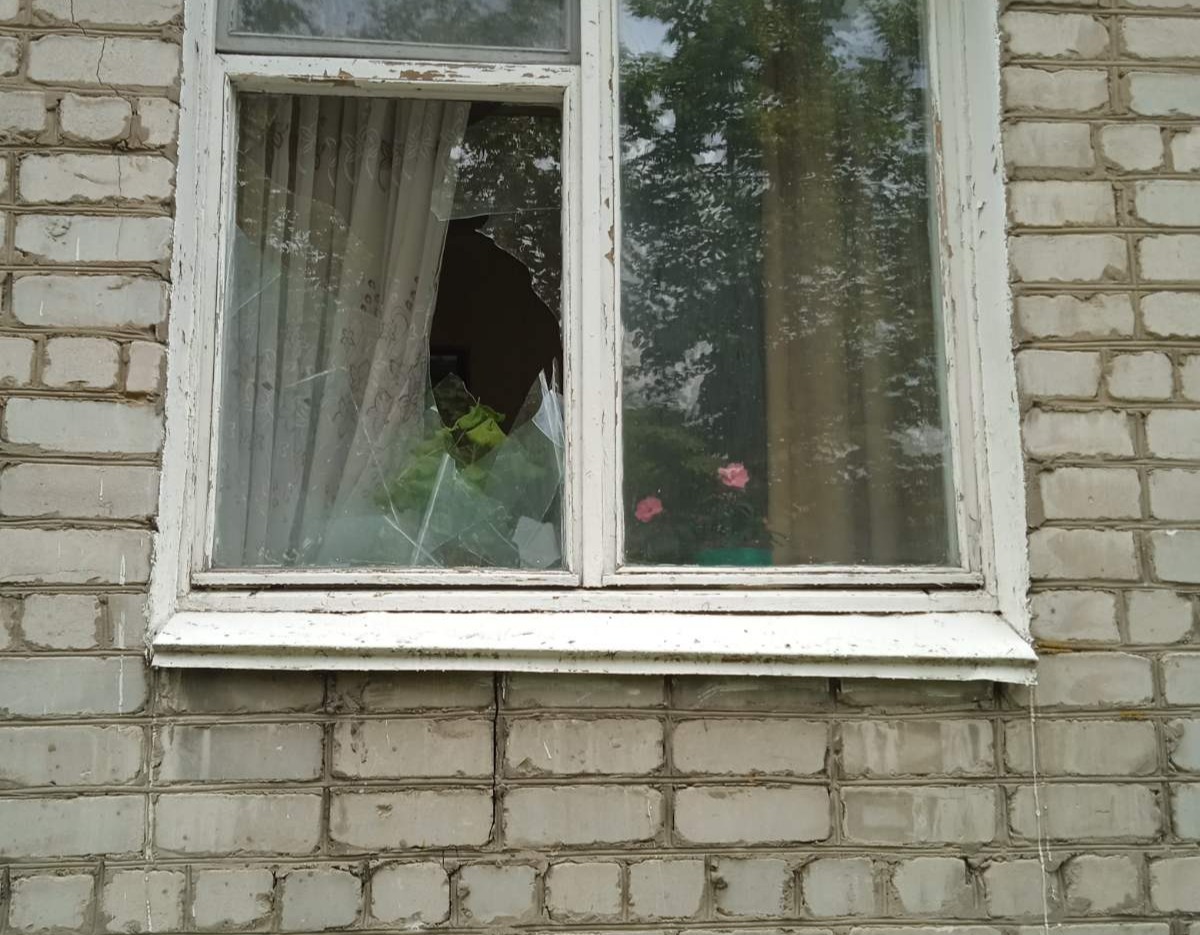 Потрібна допомога родині, у якої внаслідок обстрілу у квартирі були пошкоджені вікна та балконні двері
