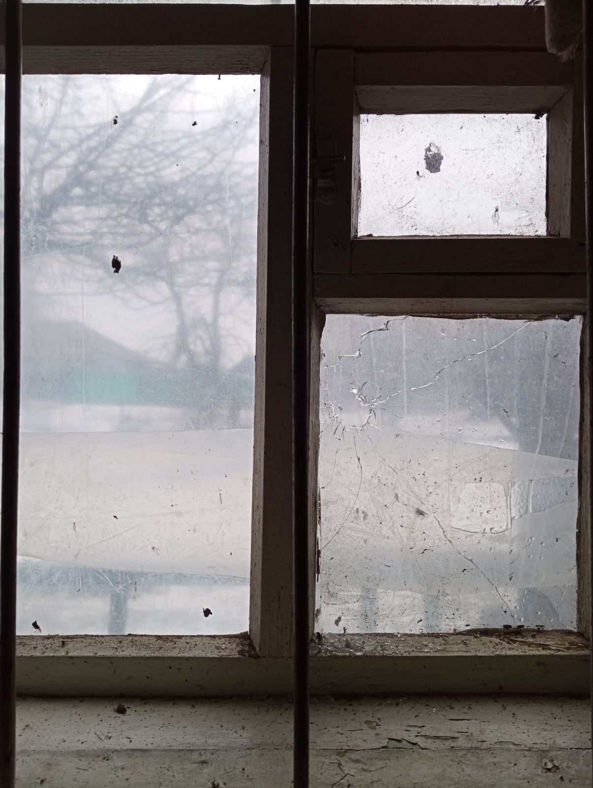 У будинку з вибитими вікнами живе бабуся із Середино-Буди