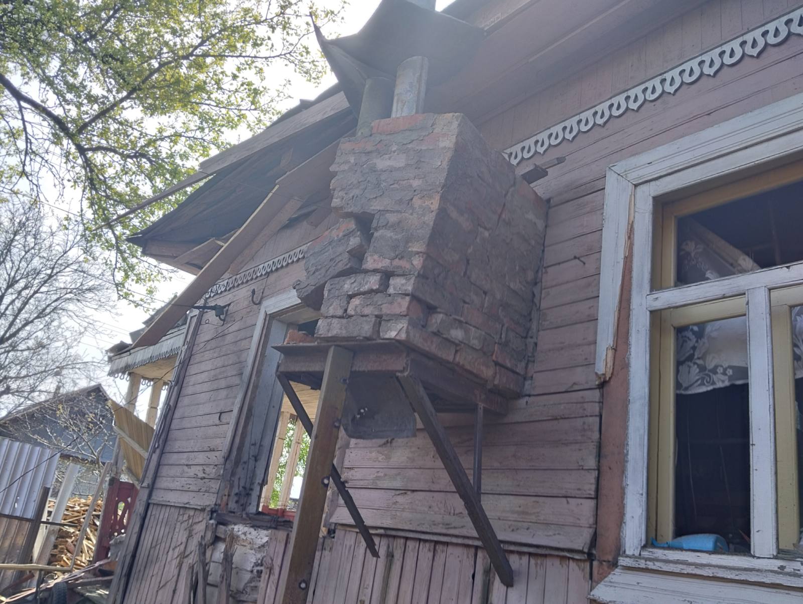 Пенсіонерка, чоловіка якої травмував ворожий обстріл, просить допомоги