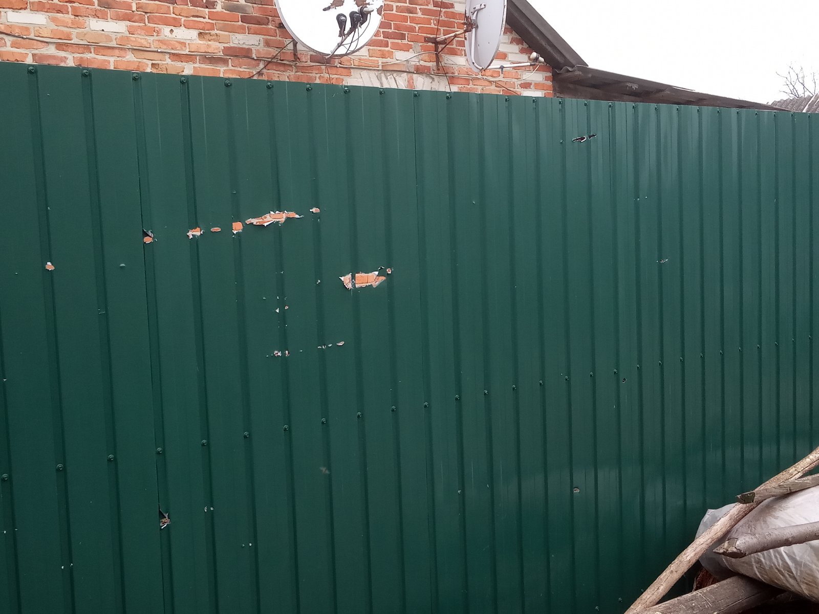 Вибило вікна та пробило дах родині з Сумщини