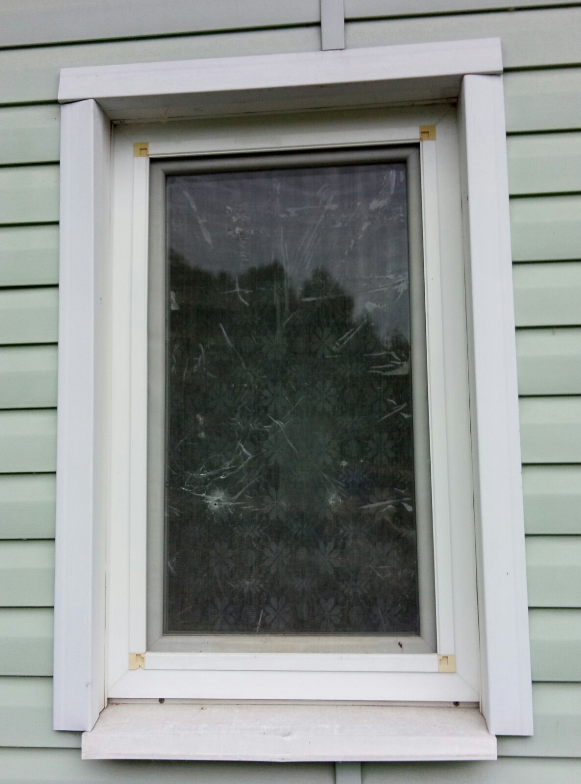 Після обстрілу жінка з Середино-Буди залишилася без вікна