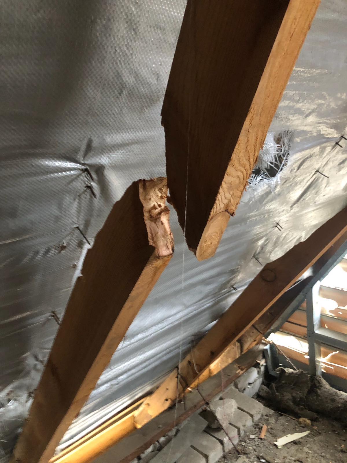 Багатодітній родині з Херсонщини вибило всі вікна у будинку