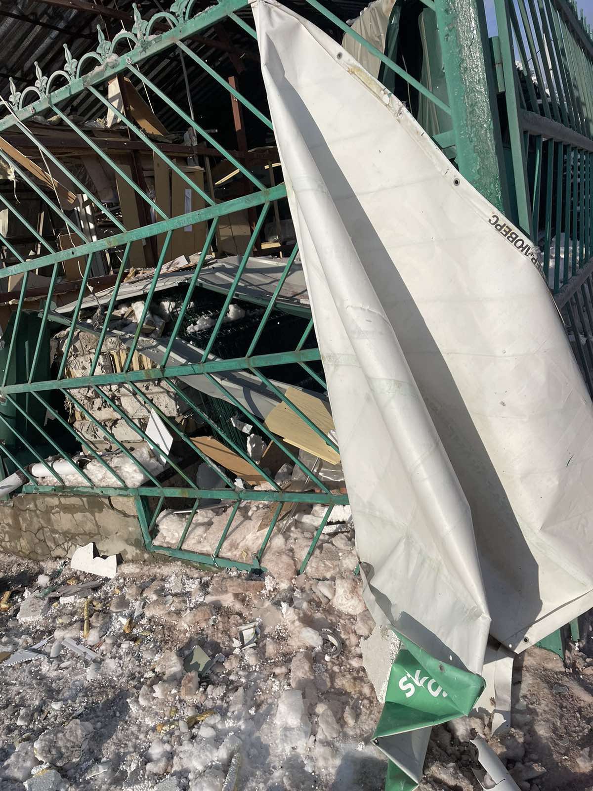 Три ворожі обстріли знищили магазин у Середина-Буді - потрібна допомога