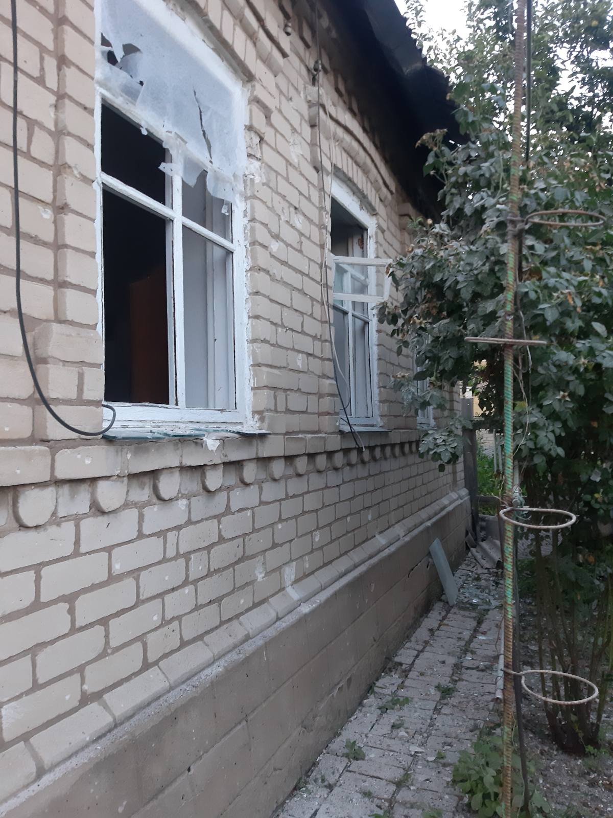 Через ворожі обстріли будинок 81-літньої жінки у непридатному для життя стані