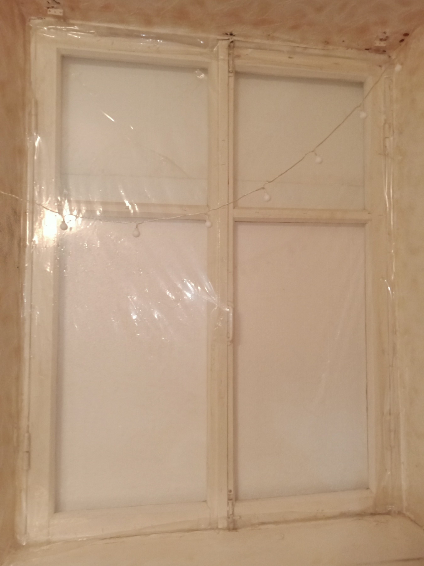 Біля будинку пенсіонерки з Донеччини, яка сама опікується дитиною, стався вибух - потрібна допомога