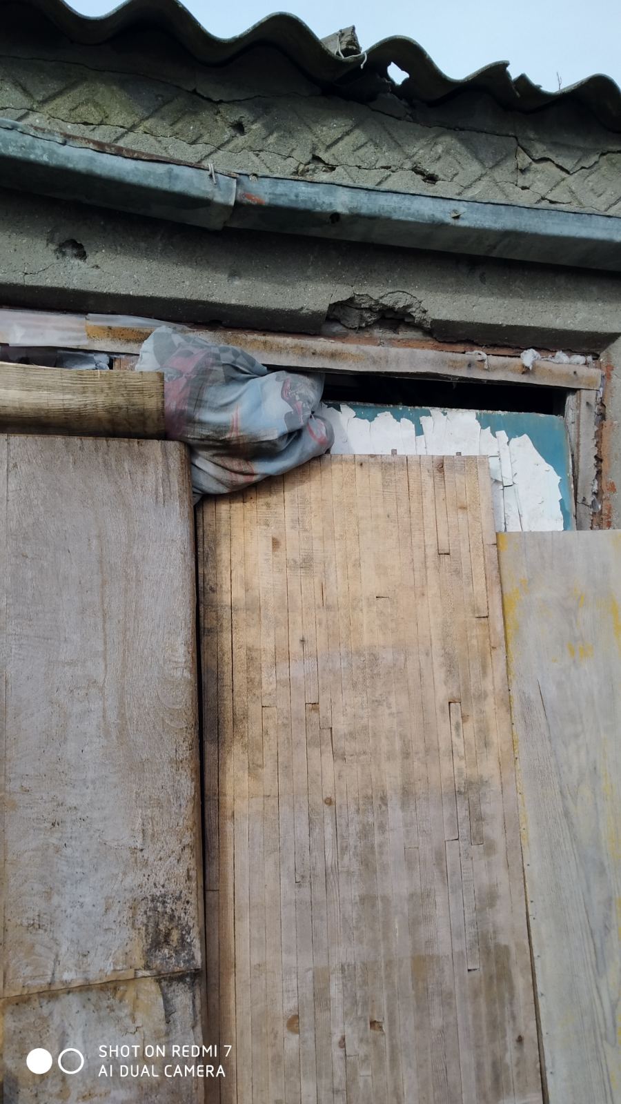 Допоможіть подружжю пенсіонерів жити разом: чоловіку з інвалідністю довелось покинути рідну домівку, а дружина залишилась, аби приглядати за зруйнованим сімейним гніздом 