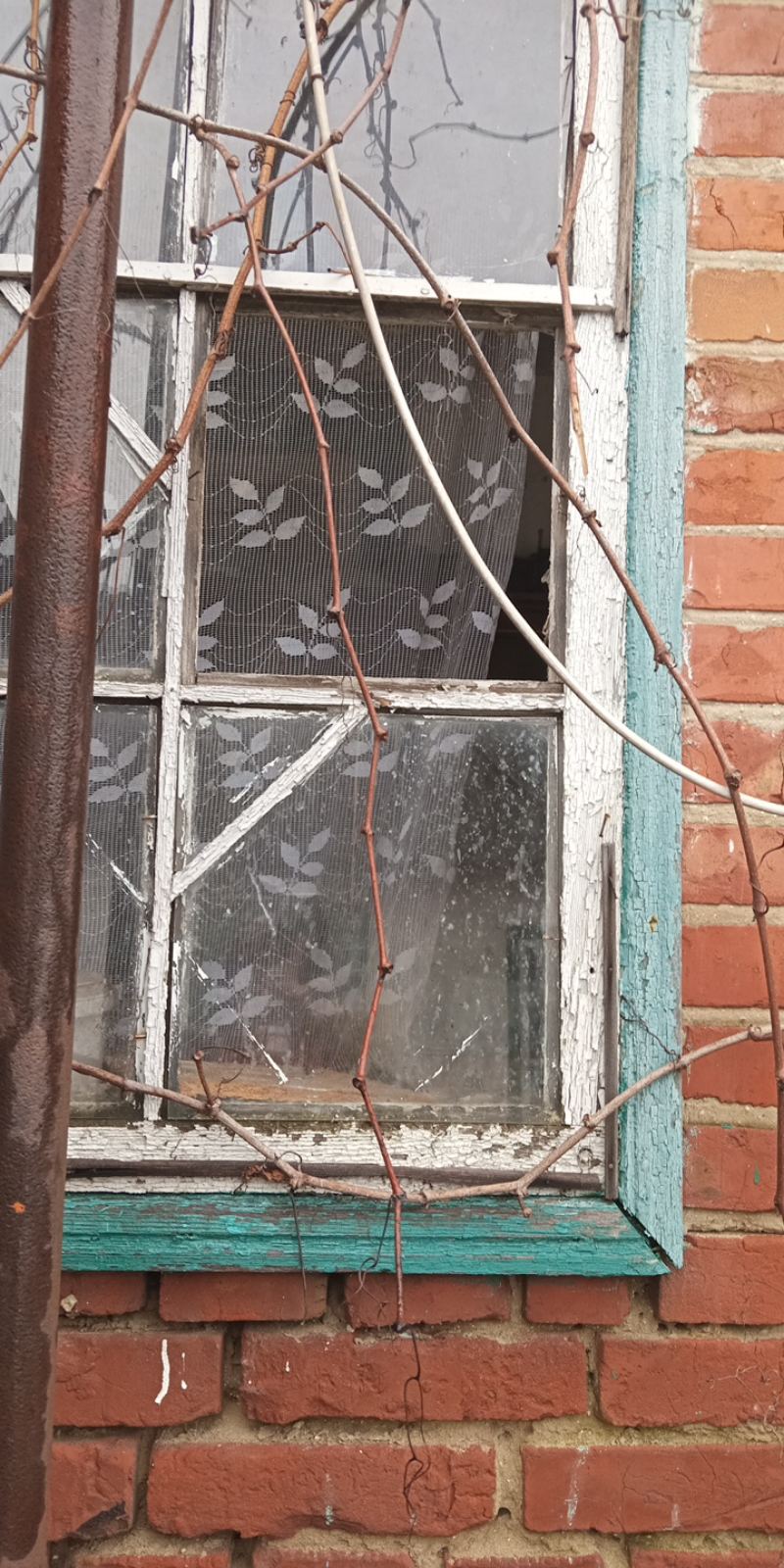 У будинку медсестри вибуховою хвилею та осколками пошкоджено три вікна та стіну