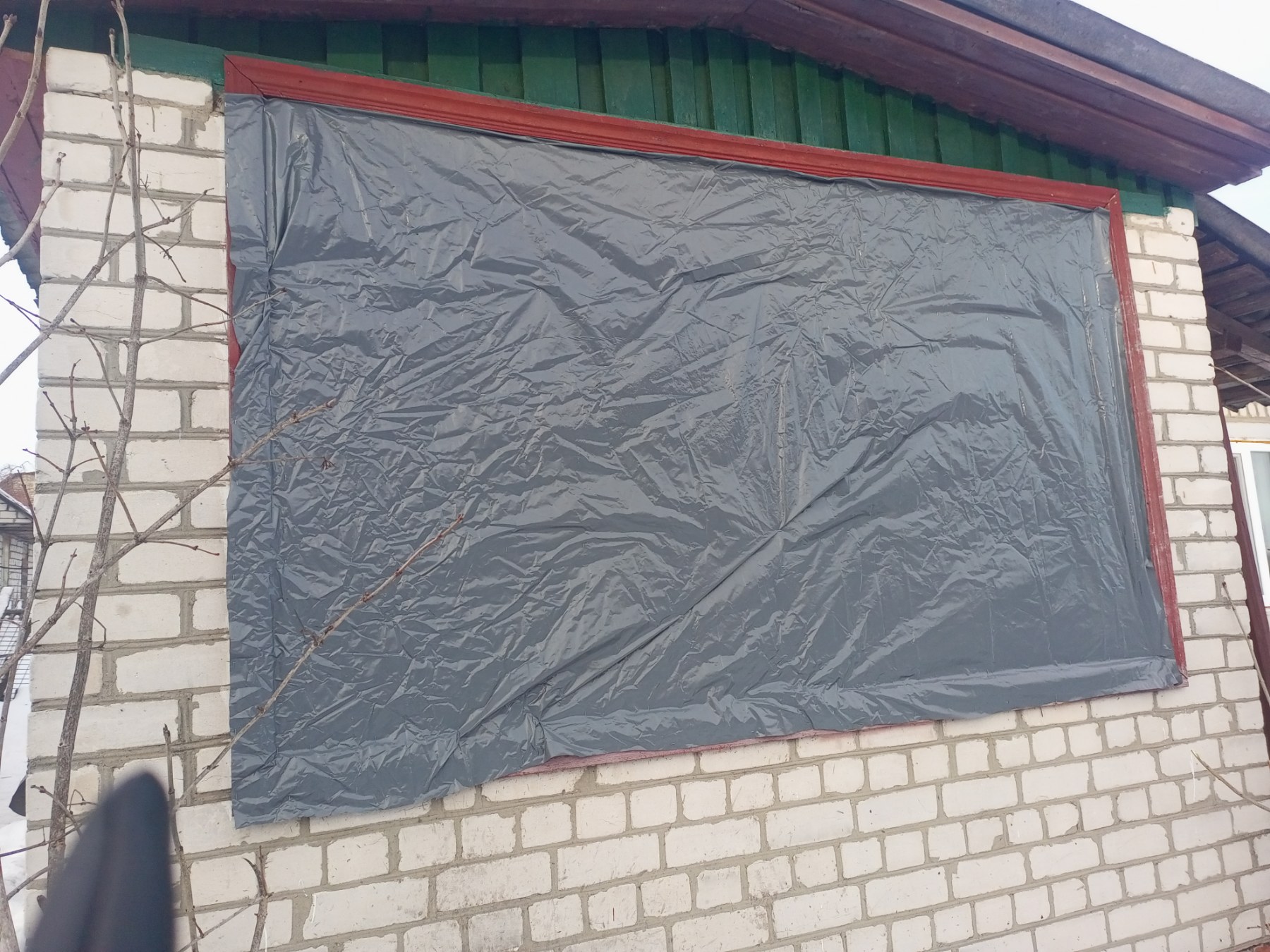 Будинок жінки, яка виховує самотужки доньку, потрапив під обстріл, пошкоджено 9 вікон