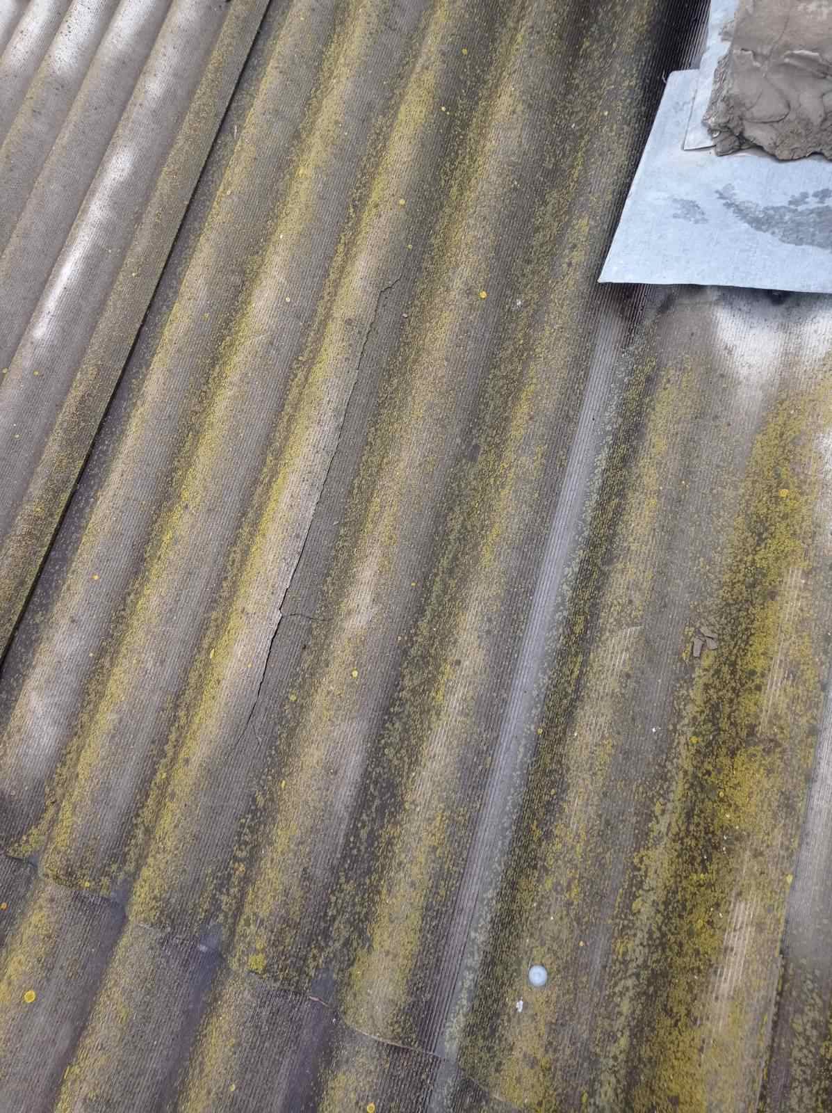 Родина з маленькою дитиною живе у пошкодженому будинку