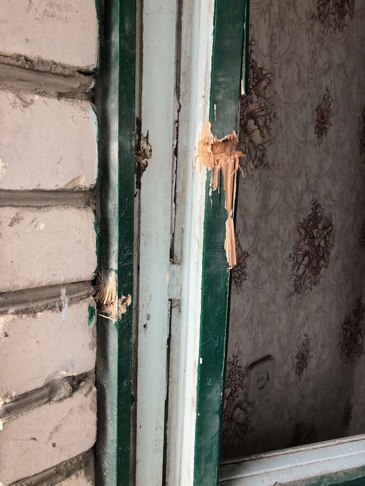 Багатодітній родині з Херсонщини вибило всі вікна у будинку