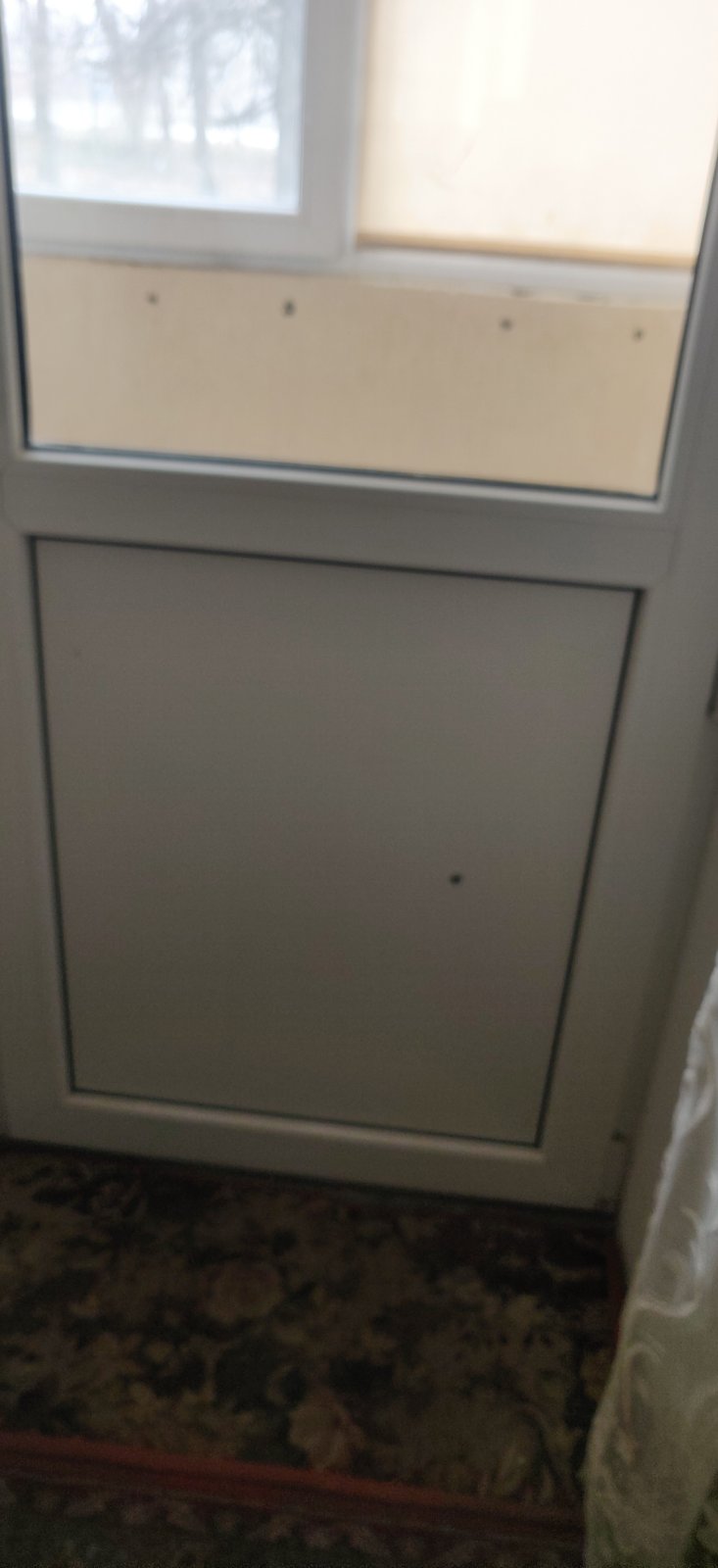 Внаслідок ворожих обстрілів пенсіонерка залишилася без вікон та лоджії