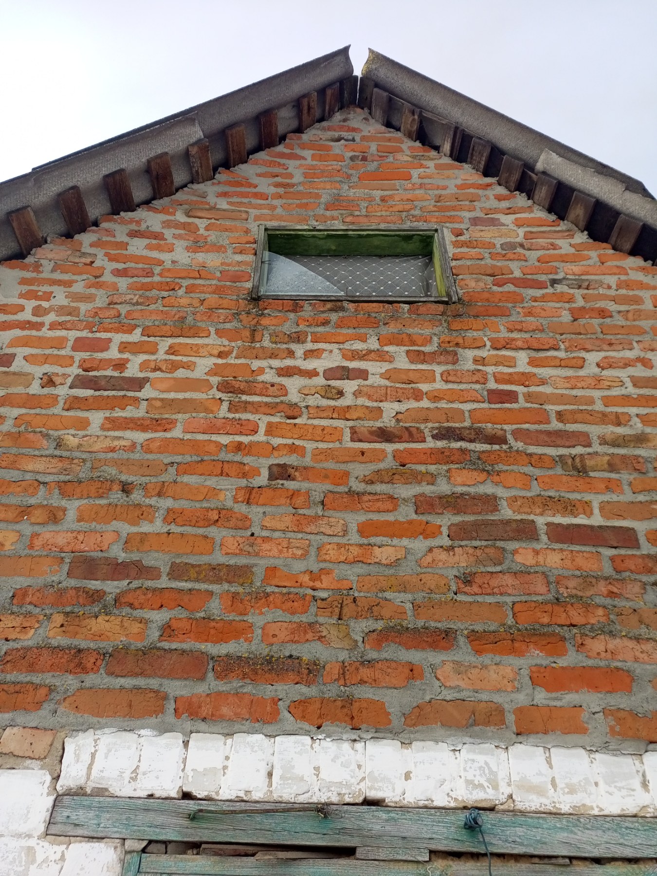 Будинок жінки, яка виховує самотужки доньку, потрапив під обстріл, пошкоджено 9 вікон