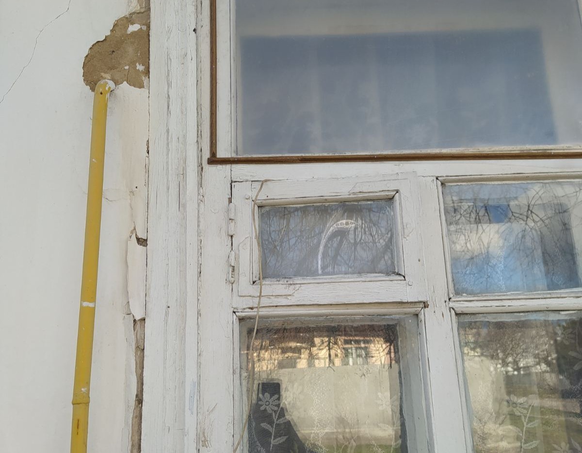 Пенсіонерка з якою проживає донька з родиною потребує відновлення дому