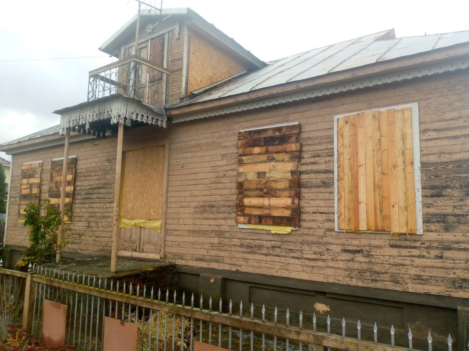 14 вікон та дах пошкоджені в будинку пенсіонерки