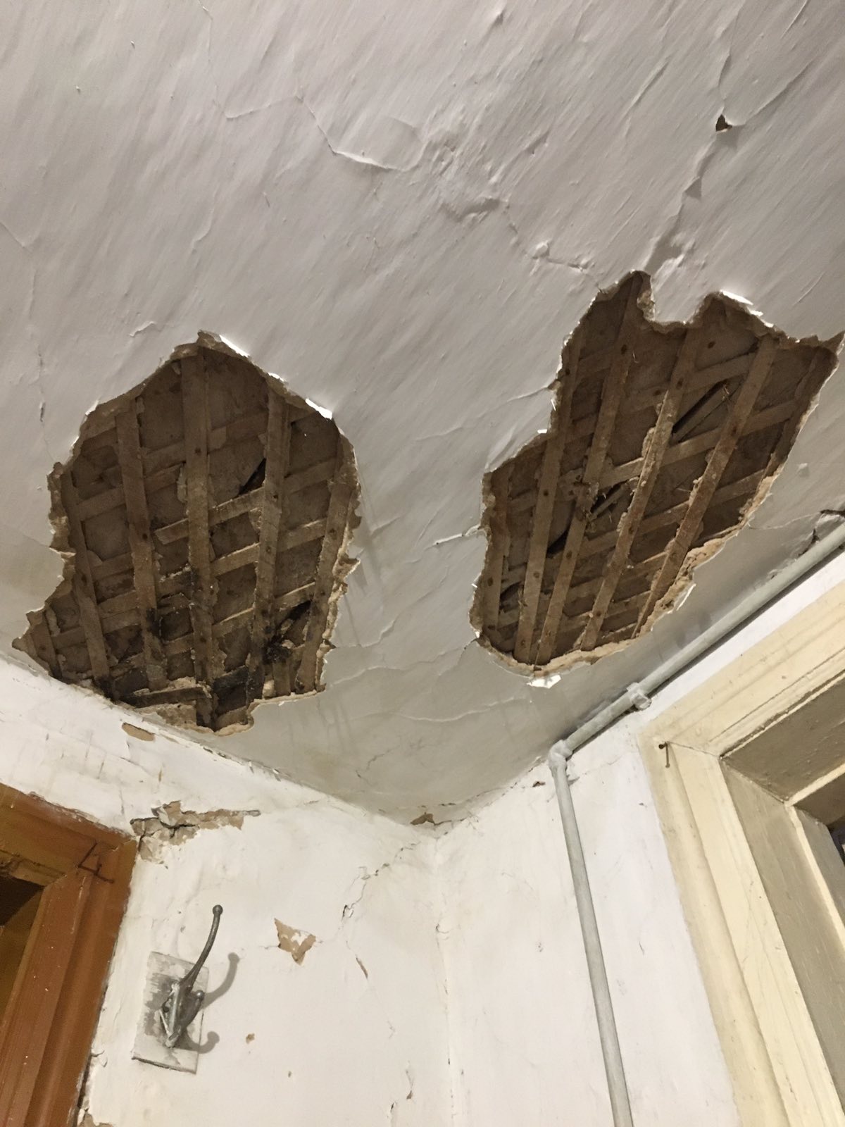 Інженер на пенсії вимушений проживати в будинку без даху та вікон