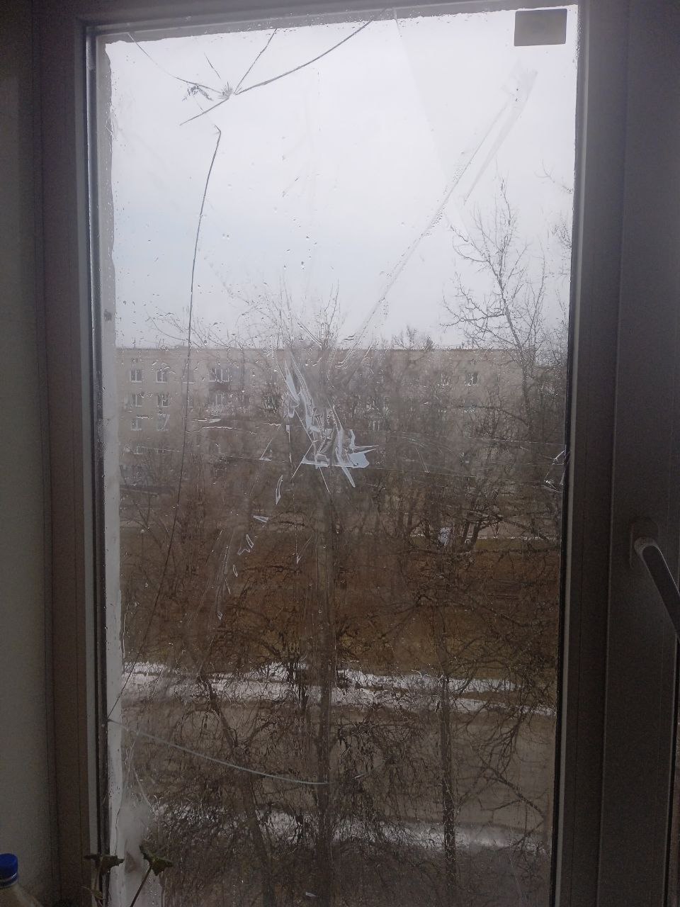 Восени подружжя пенсіонерів замінили вікна у квартирі, як ворожі обстріли знову завдали шкоди