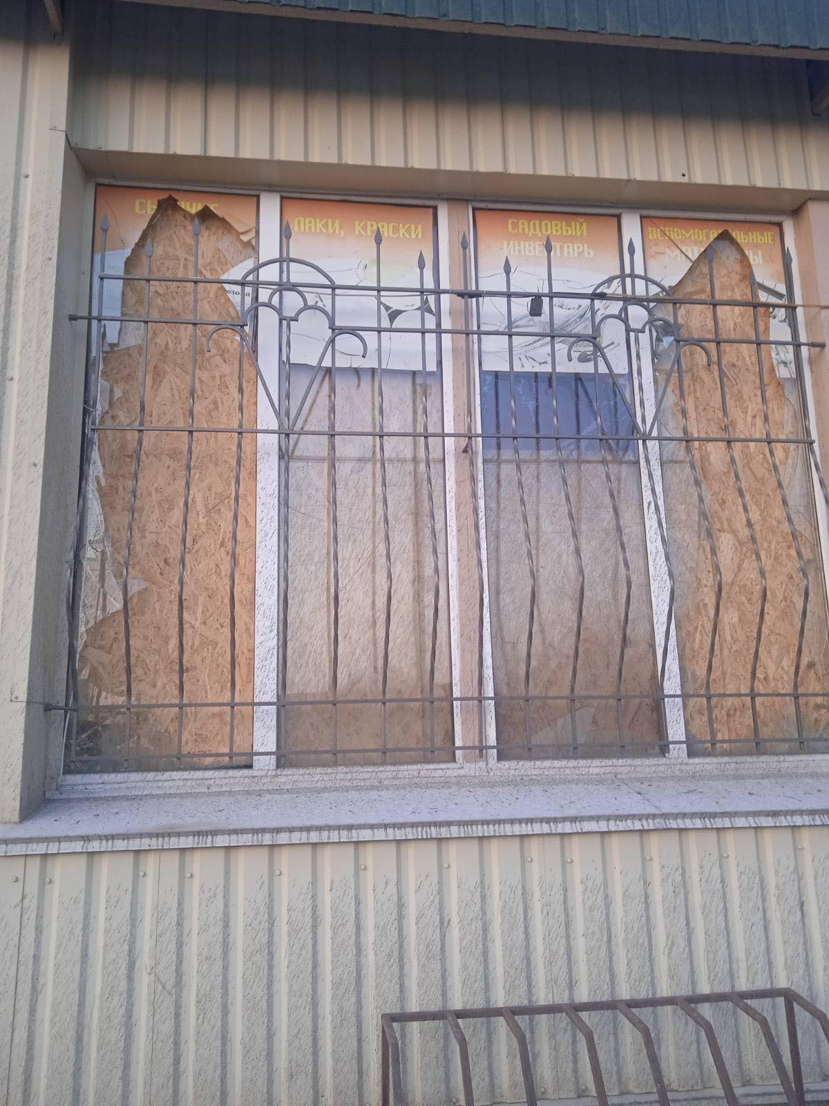 Три ворожі обстріли знищили магазин у Середина-Буді - потрібна допомога