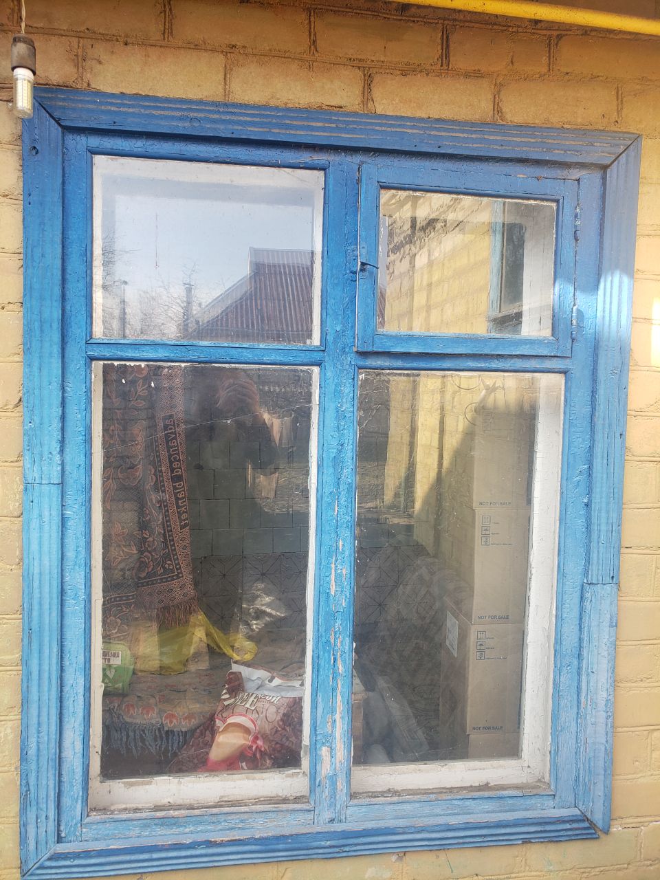 Багатодітна родина з Дружківки живе в будинку з розбитими вікнами та пошкодженим фундаментом