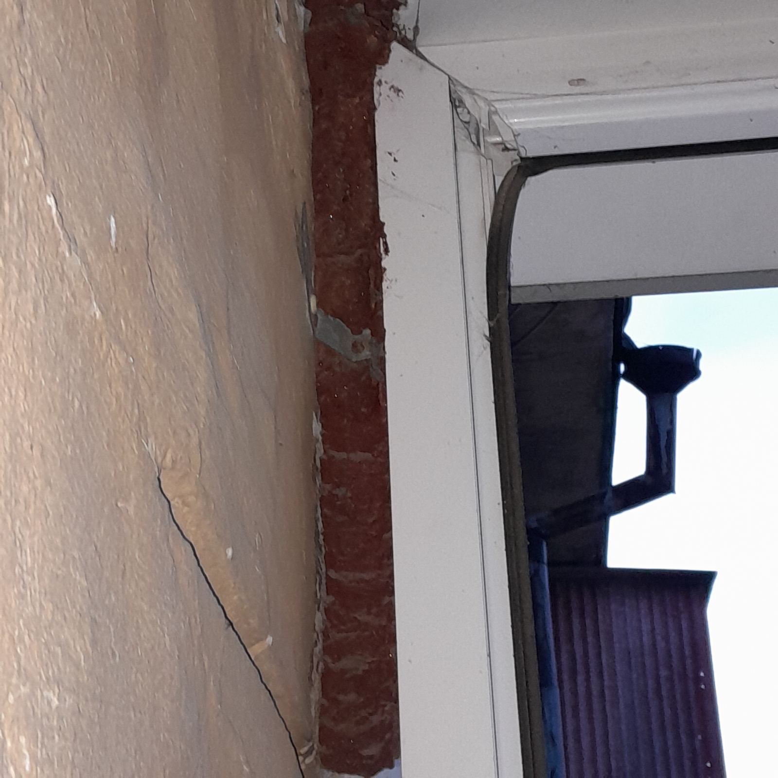 Родина з Миколаївки Донецької області потребують допомоги по заміні вікон, які пошкоджені від російських обстрілів