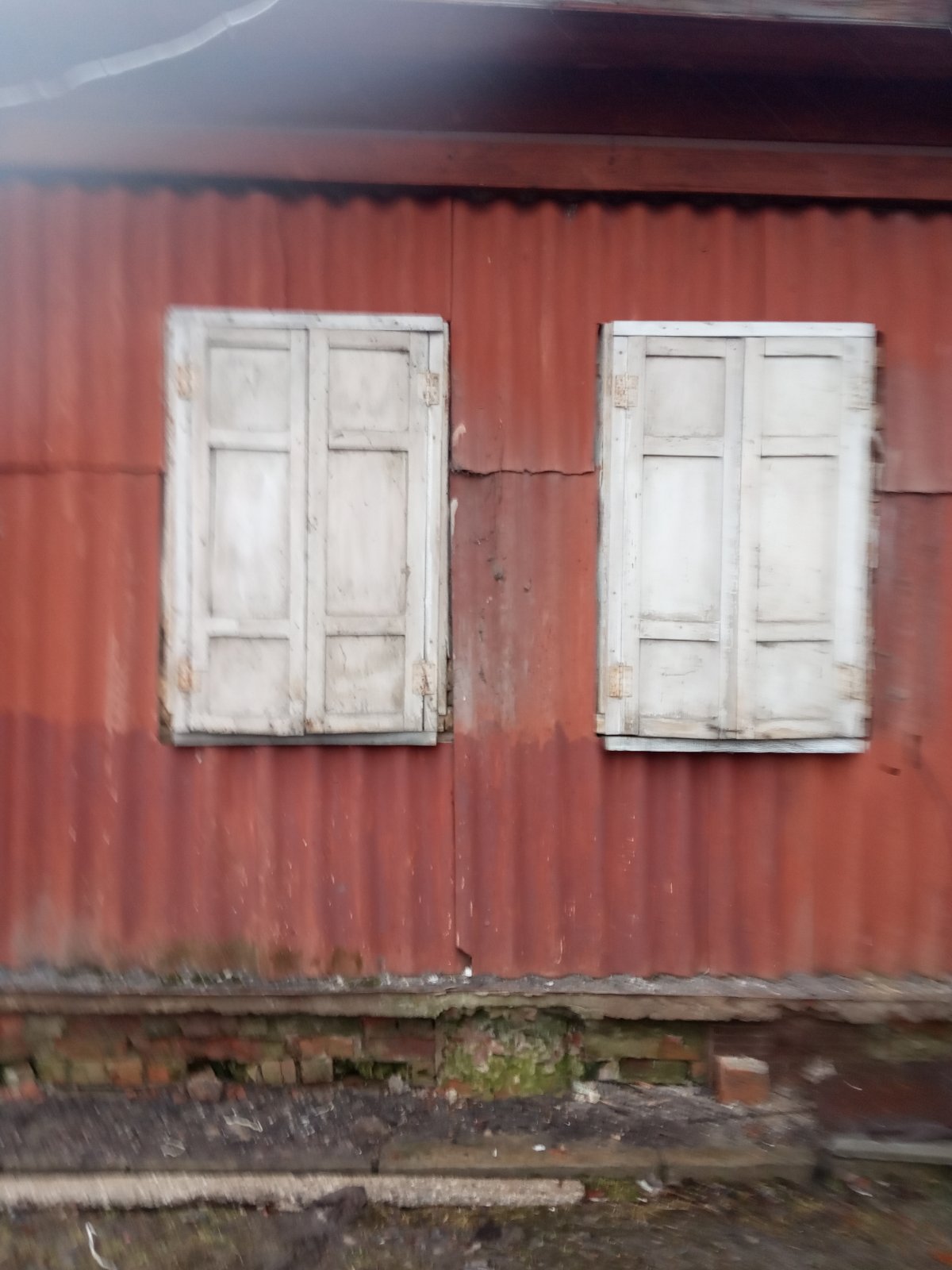 Чоловік після інсульту один живе в будинку з пошкодженим дахом та вікнами