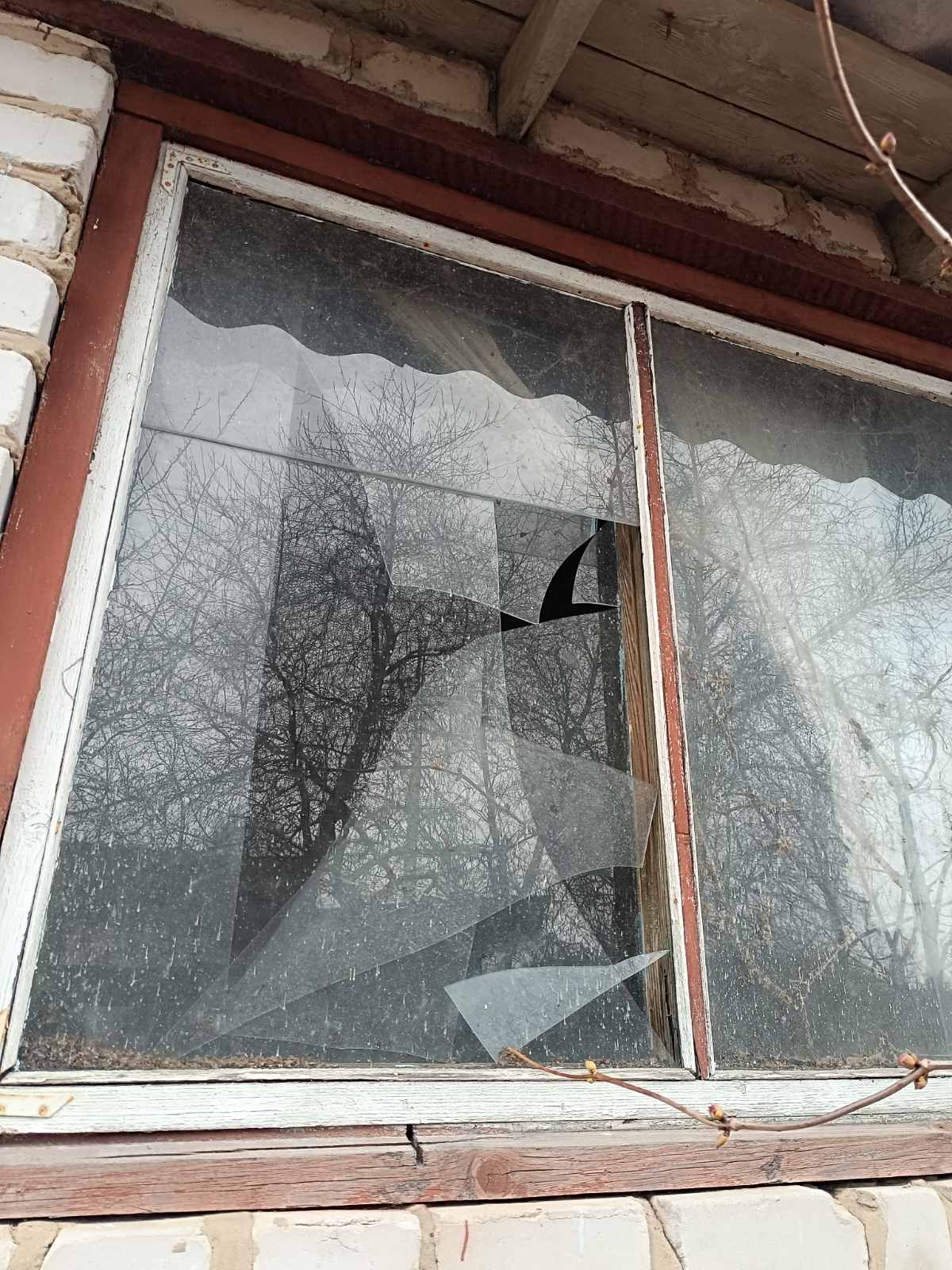 Вибило вікна у будинку пенсіонерки