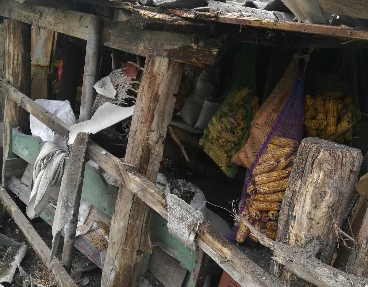 Пенсіонеру, який допомагає вивозити людей, потрібна допомога у відновленні заміського будиночку