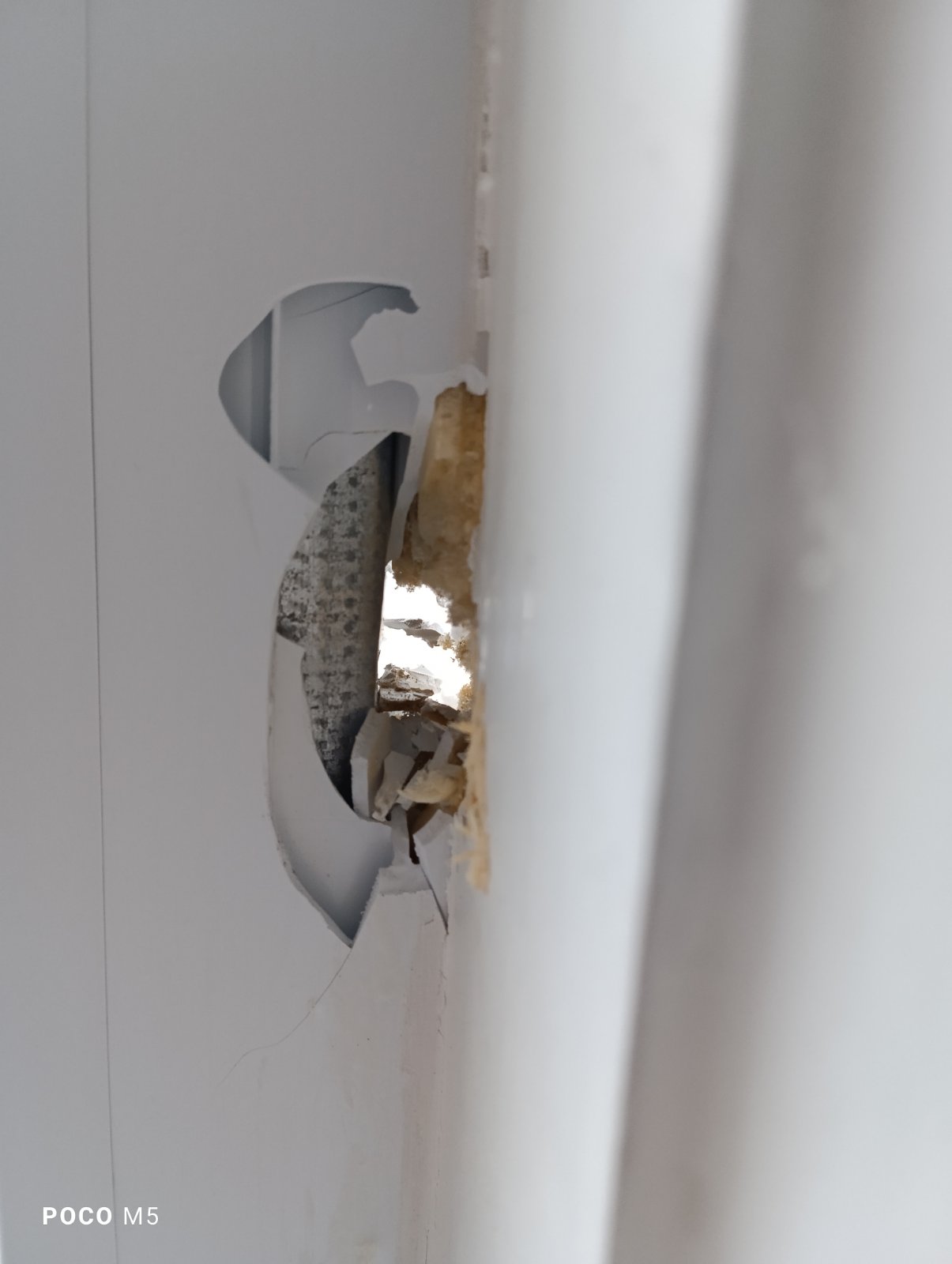 Дитина боїться власного, напівзруйнованого дому