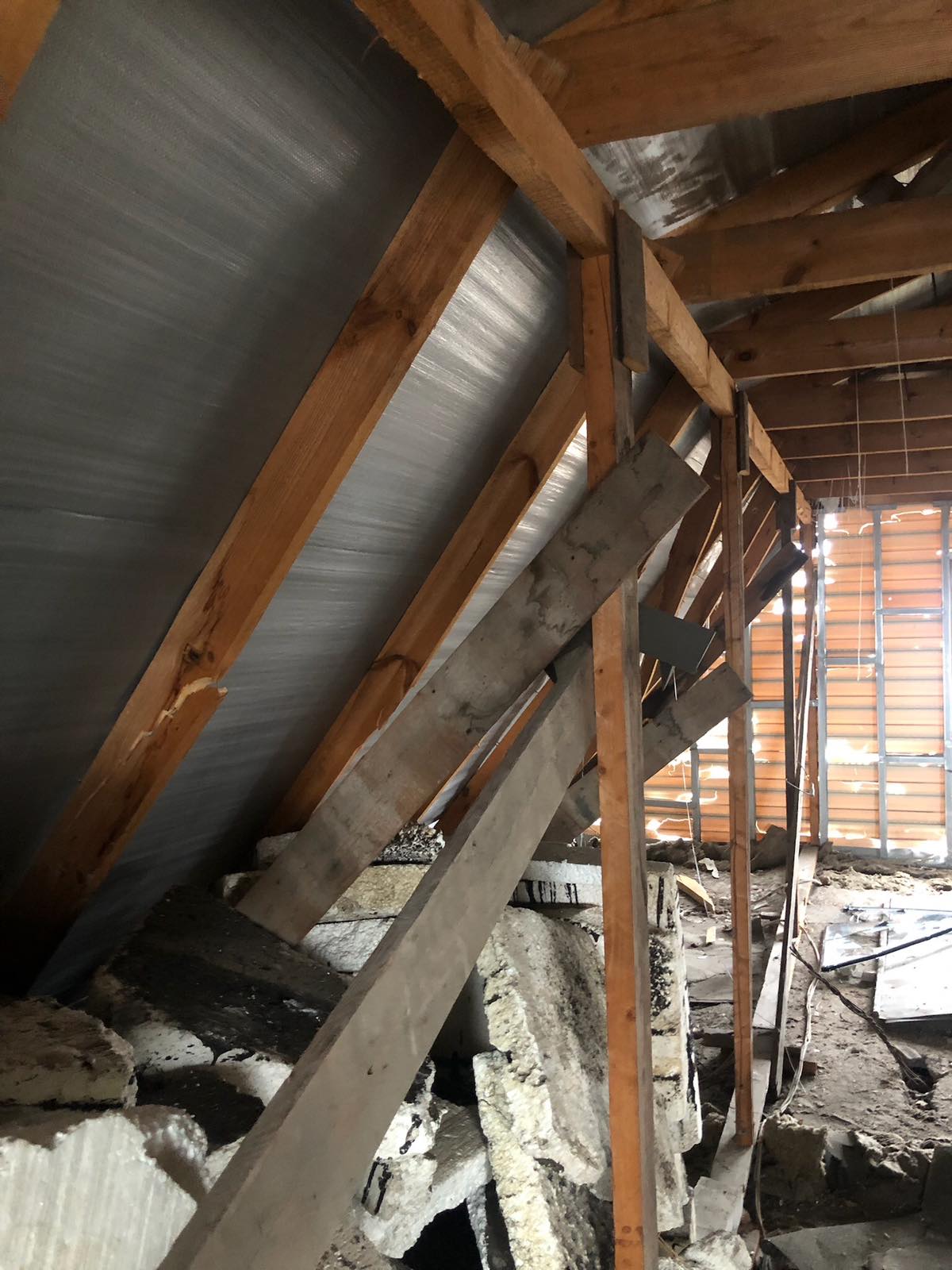 Багатодітній родині з Херсонщини вибило всі вікна у будинку