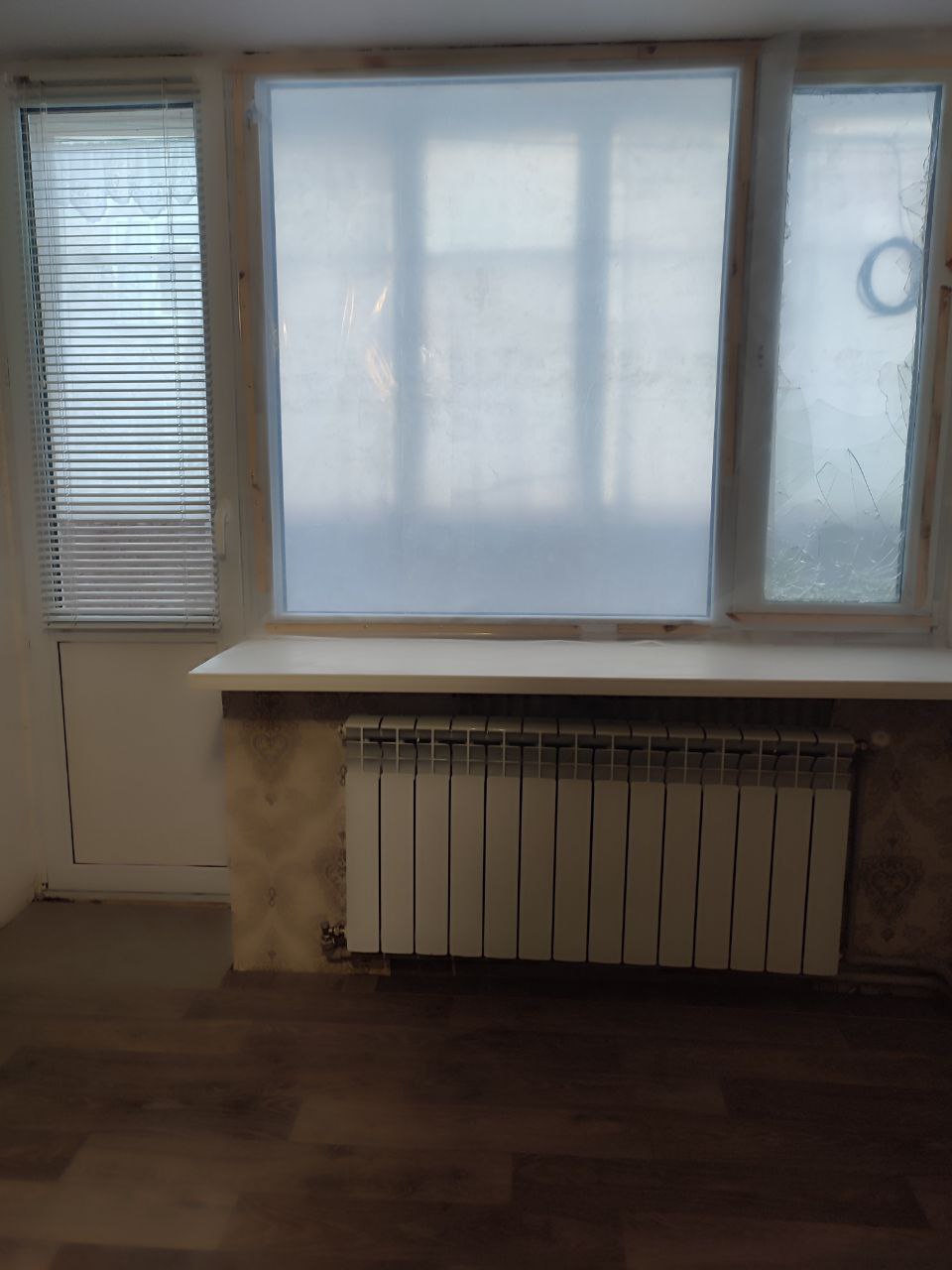 Мати з маленькою дитиною просить відновити вікна