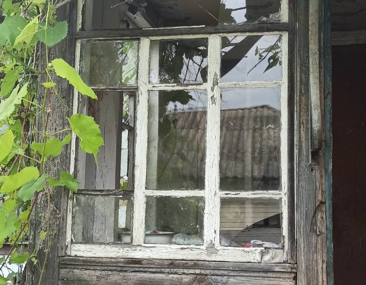 Жінка просить допомоги у відновленні батьківського дому