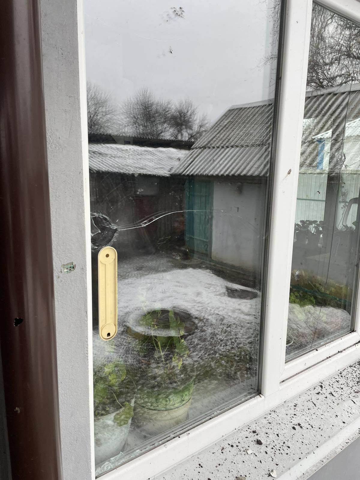 Ворожі обстріли завдали значних пошкоджень будинку родини із Середино-Буди