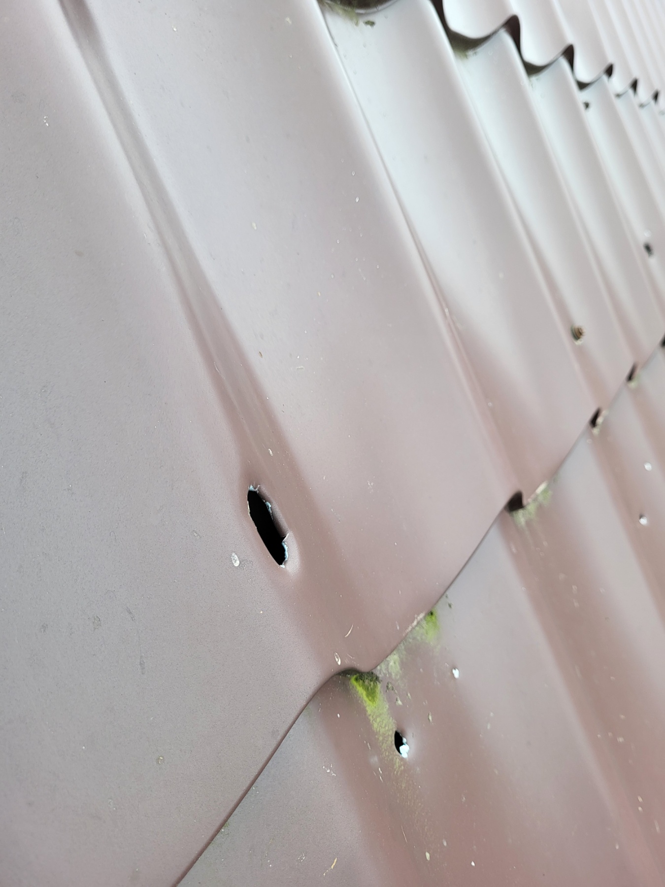 Будинок поступово руйнується через пошкоджений дах