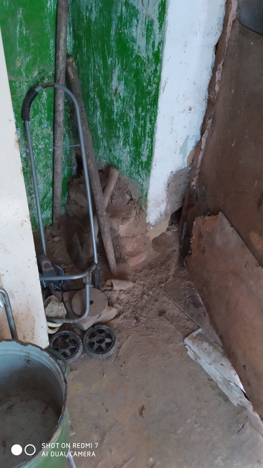 Допоможіть подружжю пенсіонерів жити разом: чоловіку з інвалідністю довелось покинути рідну домівку, а дружина залишилась, аби приглядати за зруйнованим сімейним гніздом 