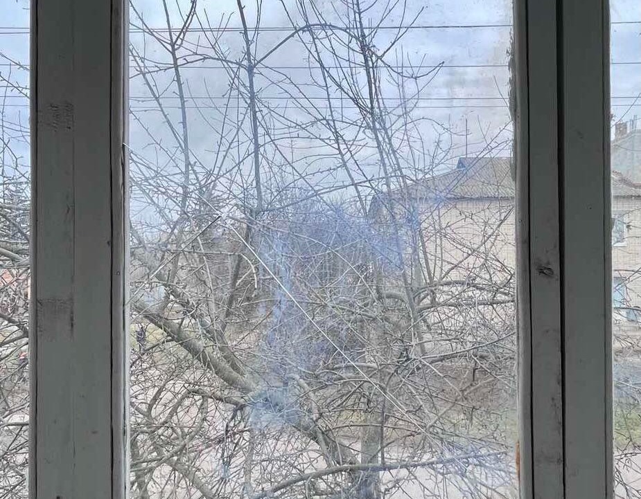 Внаслідок ворожих обстрілів у квартирі сім’ї з Білопілля пошкоджено п’ять склопакетів