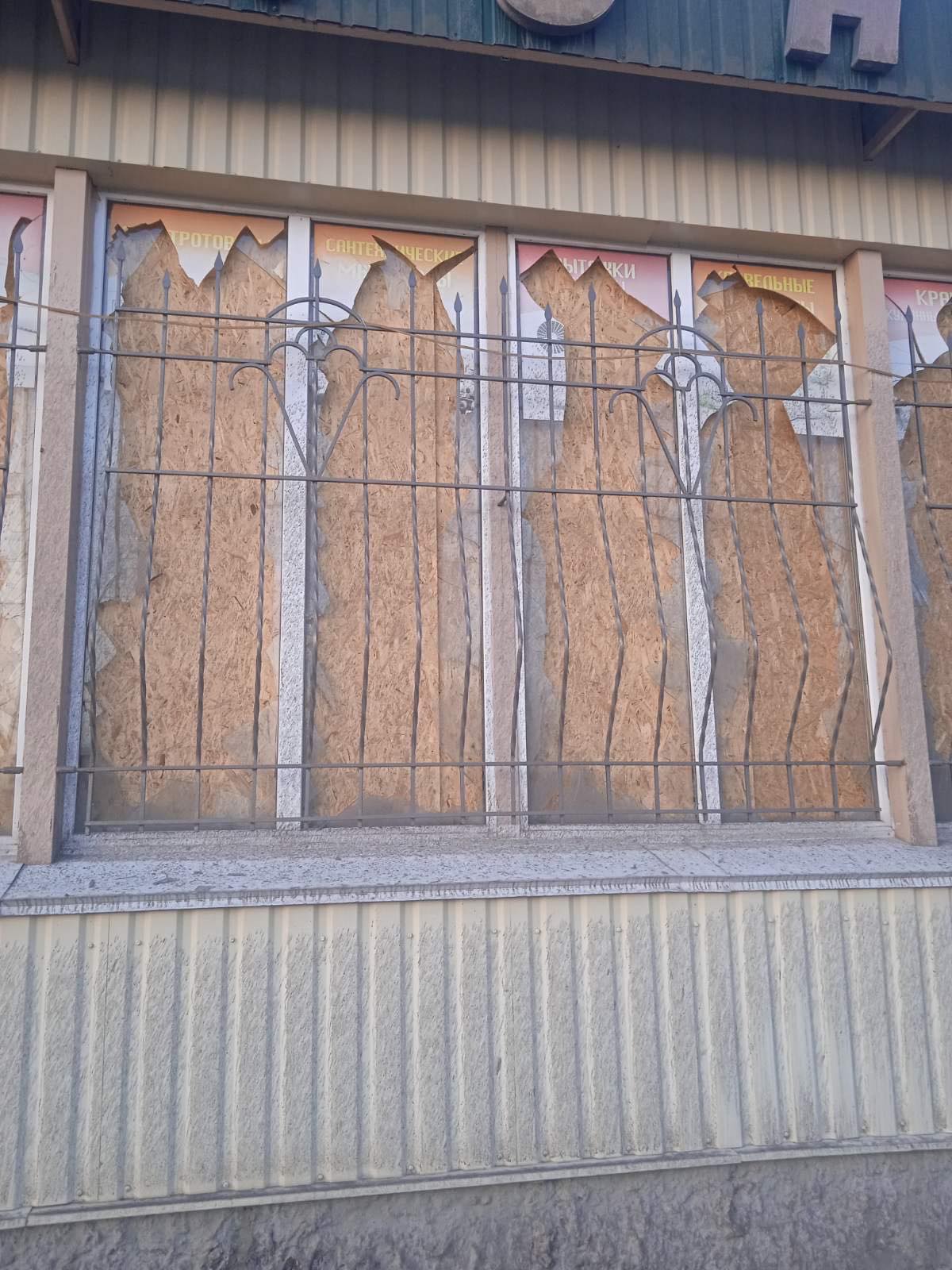 Три ворожі обстріли знищили магазин у Середина-Буді - потрібна допомога