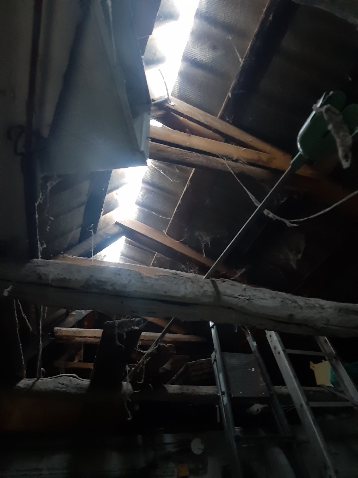 Через ворожі обстріли будинок 81-літньої жінки у непридатному для життя стані