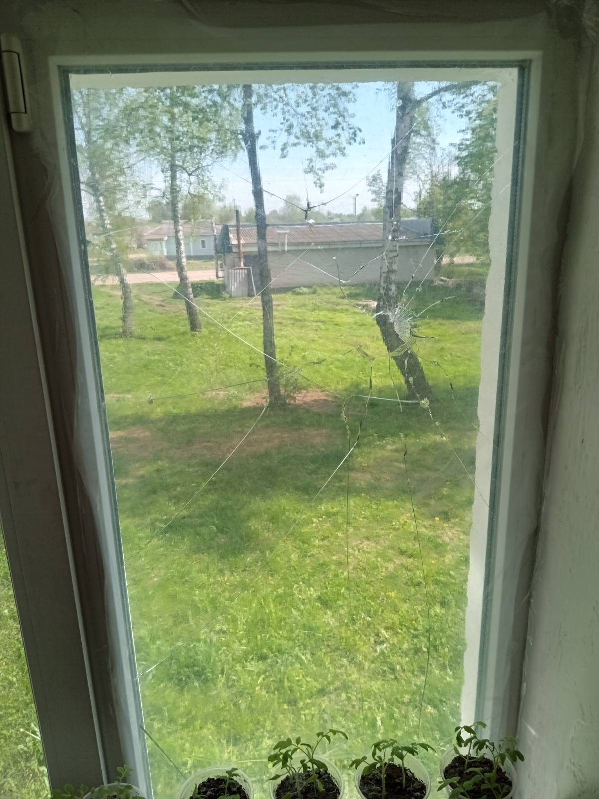 Після одного з ворожих ударів пенсіонерка із Середино-Буди залишилась без вікна