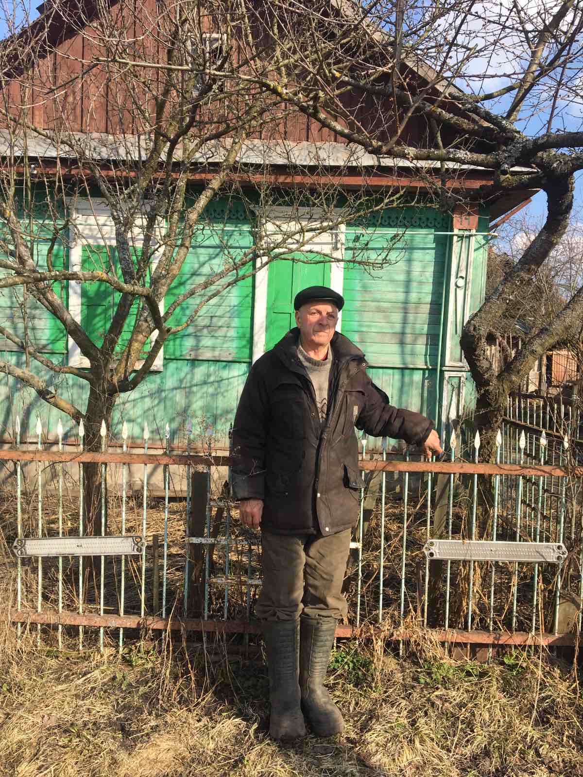 Інженер на пенсії вимушений проживати в будинку без даху та вікон