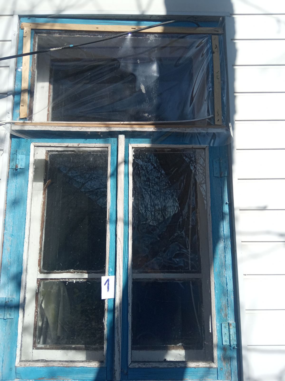 Подружжю пенсіонерів потрібна допомога по заміні вікон у будинку