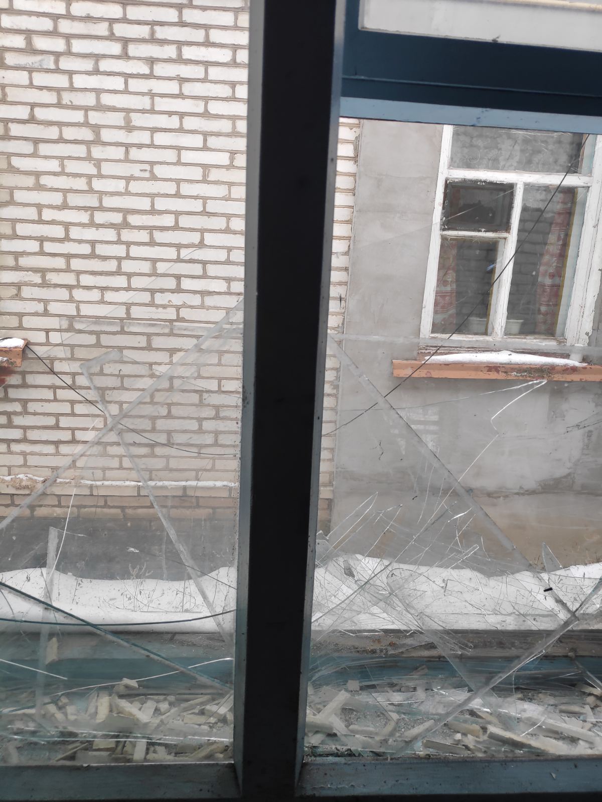 Обстріл вибив 8 вікон у будинку двох жінок на прикордонні Сумщини