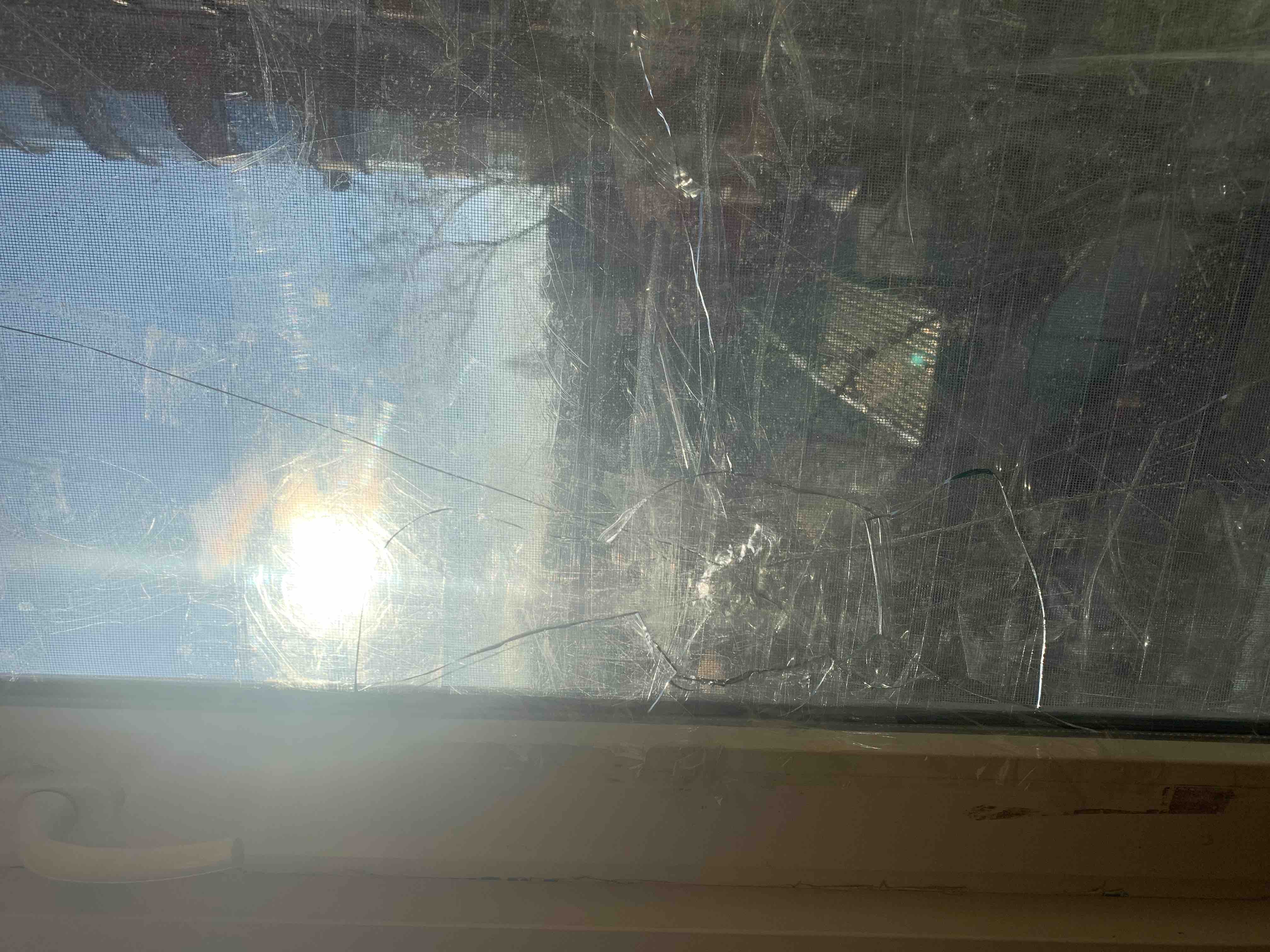 Від прильоту російського снаряда в школу в Херсоні постраждала квартира літньої жінки