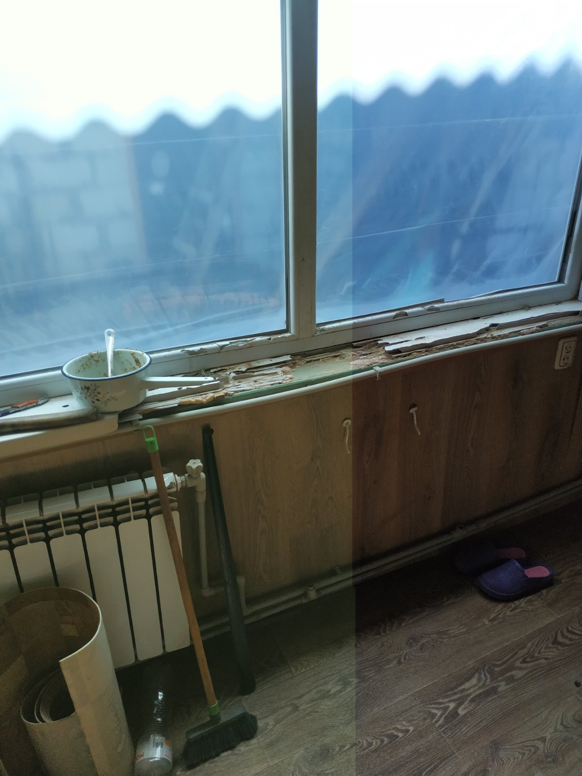 Побитий дах, вікна, двері та меблі - потрібна допомога родині з прикордоння Сумщини 