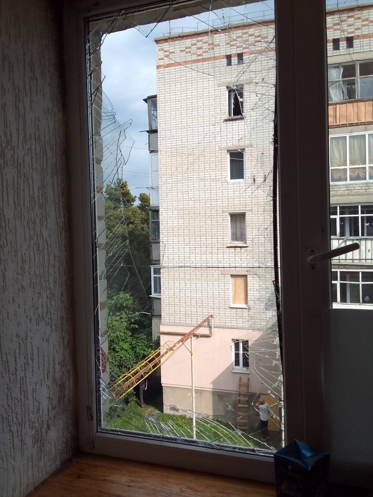 Родина із Середино-Буди залишилася без вікон