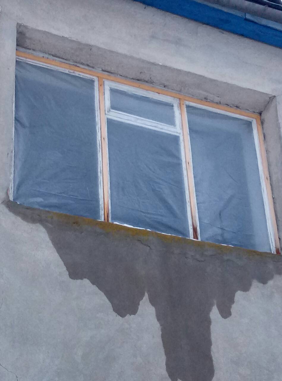 Житло родини зі Зноб-Новгородського серйозно постраждало під час обстрілу