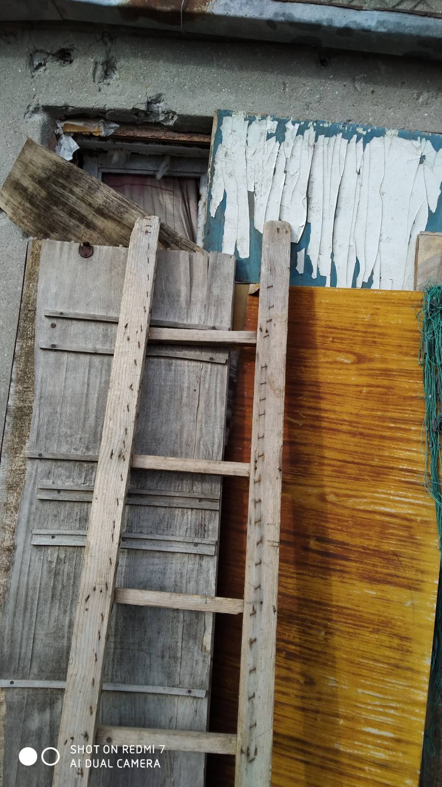 Допоможіть подружжю пенсіонерів жити разом: чоловіку з інвалідністю довелось покинути рідну домівку, а дружина залишилась, аби приглядати за зруйнованим сімейним гніздом 